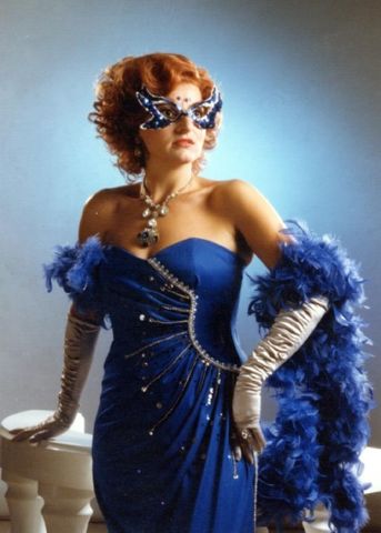 Raymond – Maske in Blau – Evelyn Valera
